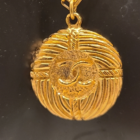 AUTH CHANEL 18K GOLD PLATED CC LOGO NECKLACE & EARRINGS SET - Picture 4 of 14